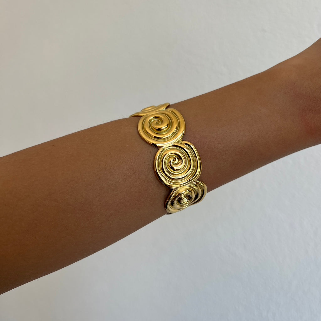 Golden shell bracelet